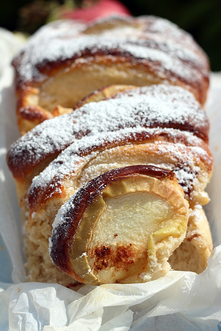 Odrywany chlebek z jabłkami i cynamonem