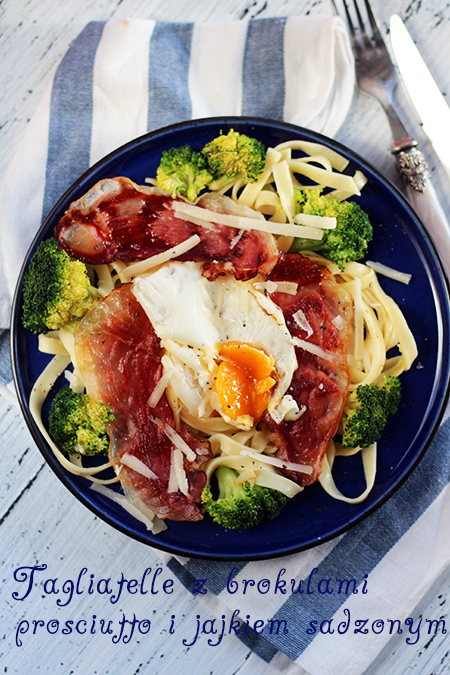 Tagliatelle z brokułami, prosciutto i jajkiem sadzonym