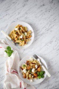 Przepis na sałatkę z kurczakiem i suszonymi pomidorami