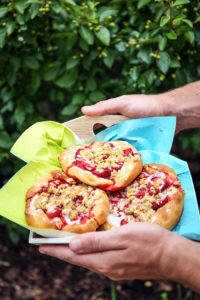 Drożdżówki z truskawkami i kruszonką przepis