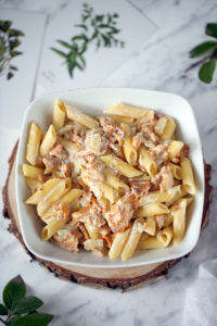 Makaron z kurkami w sosie śmietanowym