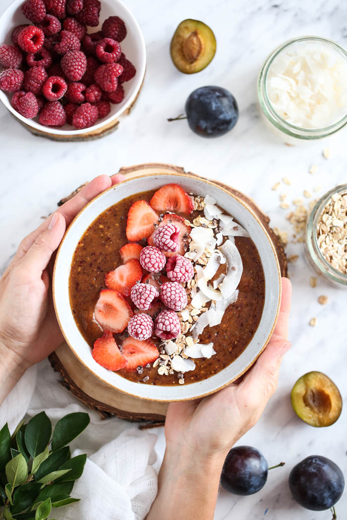 Śliwkowe smoothie bowl przepis