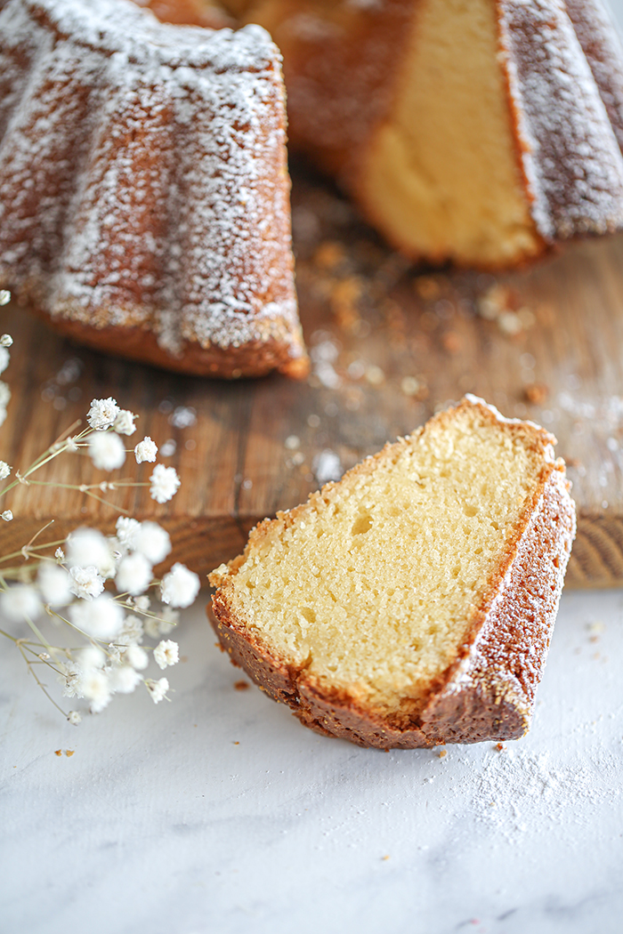 Babka migdałowa z białą czekoladą