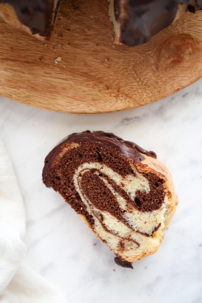 Dukolorowa babka z czekoladą